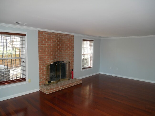 Building Photo - 4 Bedroom 3.5 Bath Corner Unit Townhouse o...
