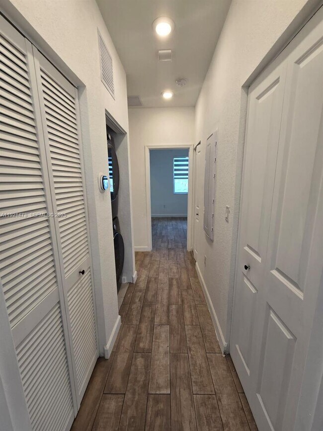 Building Photo - 2705 SE 15th St