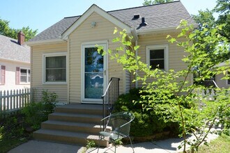 Building Photo - Cozy 2-Bed 2-Bath Home in St. Paul - Available Now!