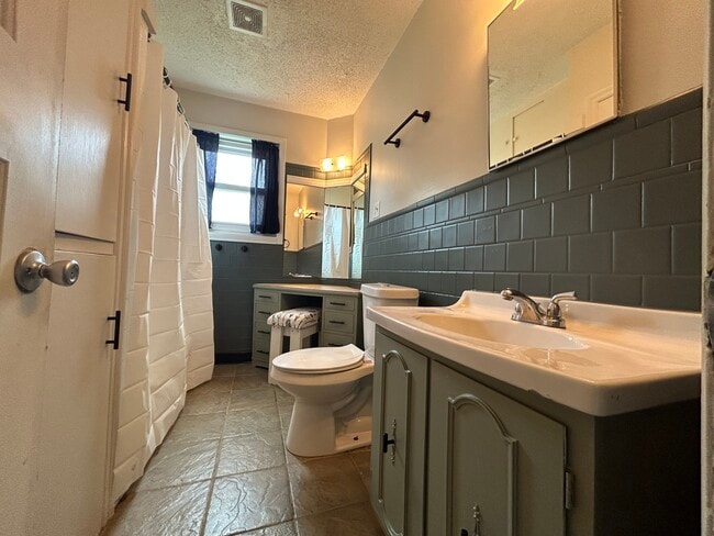 Building Photo - 5420 E 1st St N