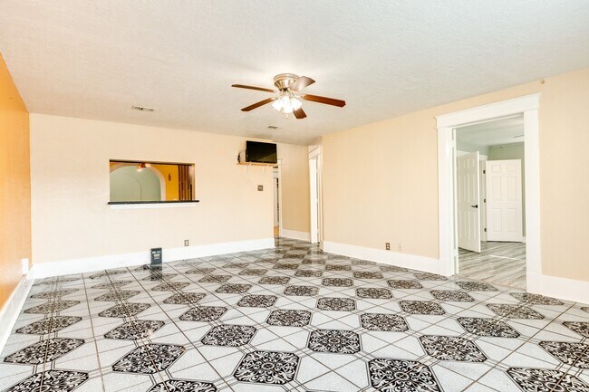 Building Photo - 1625 Ave M 1/2