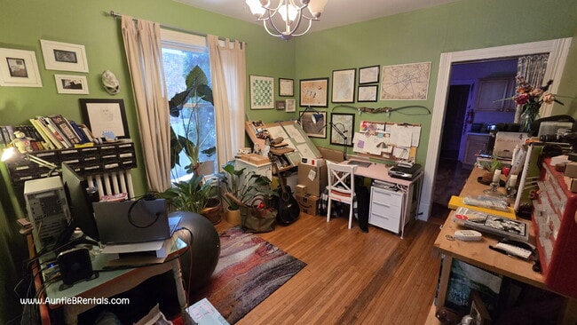 Building Photo - Cute main-level unit in Minneapolis, walking distance to local shops