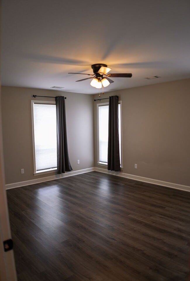 Building Photo - Beautiful home ready!