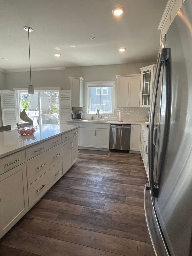 Building Photo - FOUR LEVEL TOWNHOUSE IN DOWNTOWN CROWN, 2 ...