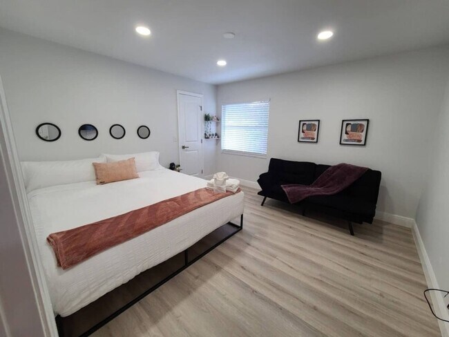 Building Photo - Chic Stylish Pool House newly renovated