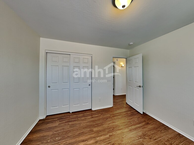 Building Photo - 11353 W Buchanan St