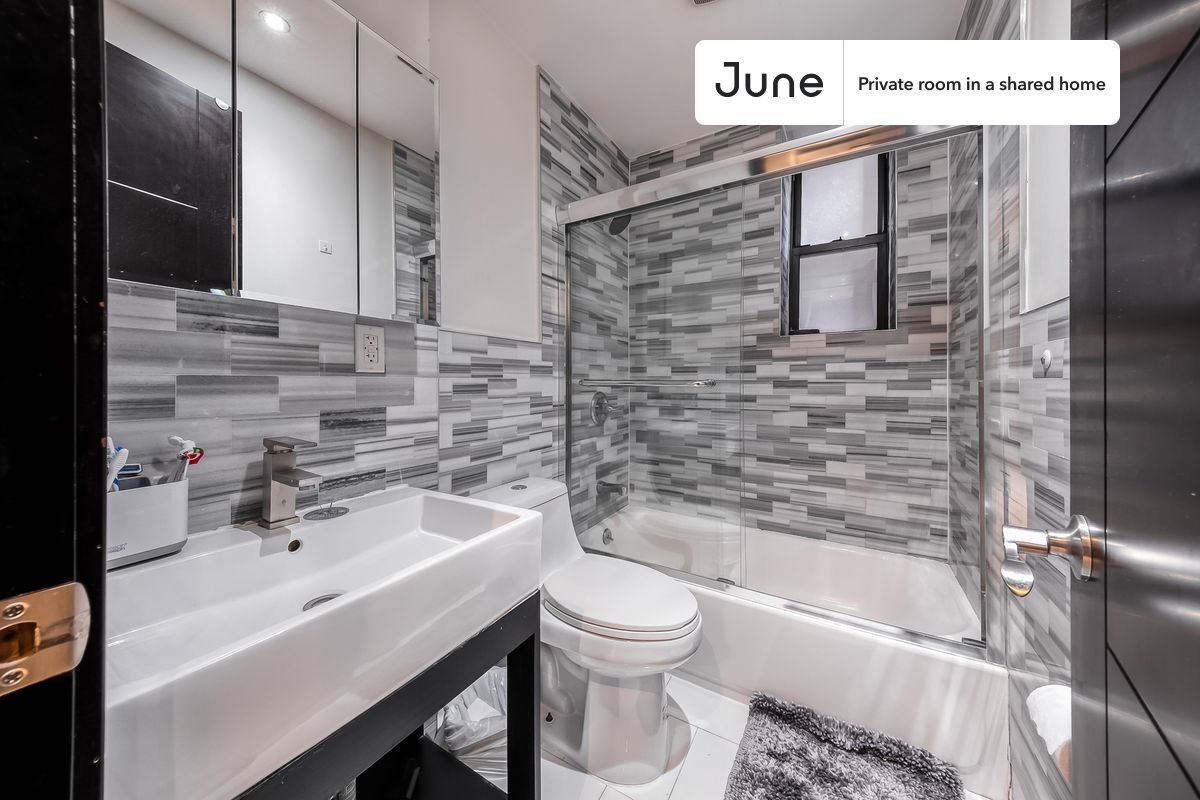 Building Photo - Private bedroom in 4 bed/2 bath Home