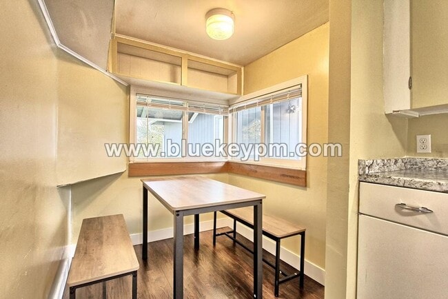 Building Photo - 2 Bed, 2 Bath Home with Large Yard Near Kiggins Bowl