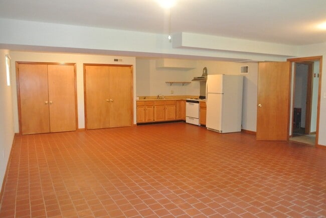Building Photo - 302 Westwood Rd