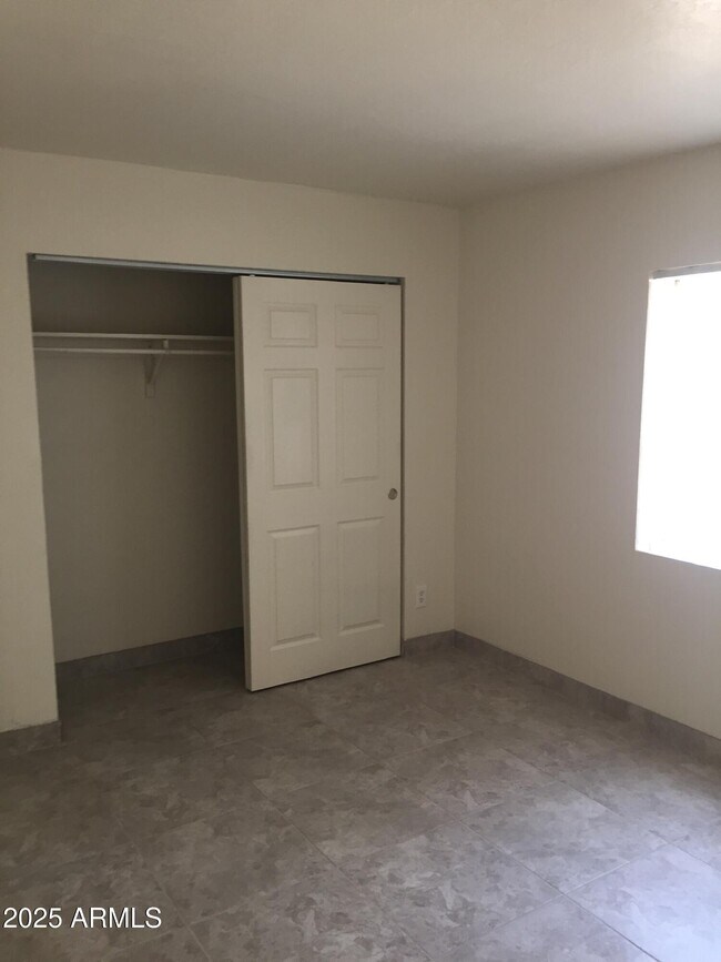 Building Photo - 1222 E Mountain View Rd