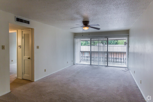 Living Area - Meadowbrook Apartments