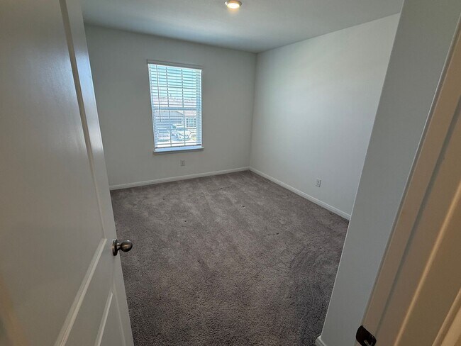 Building Photo - Move-In Ready 4BR with Private Yard & Fire Pit – Won’t Last!