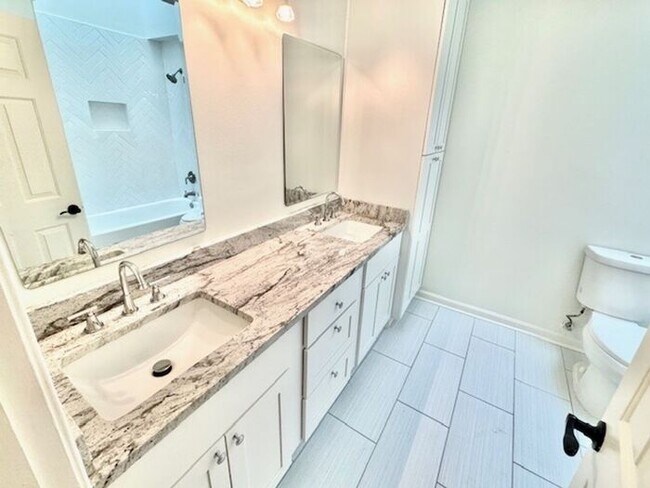 Building Photo - Spacious updated Cordova Townhome Available!