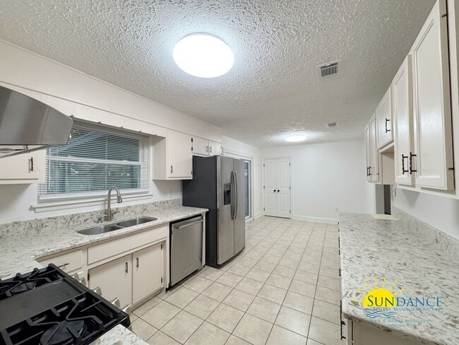 Building Photo - Beautiful 3 Bedroom Home in Fort Walton Be...