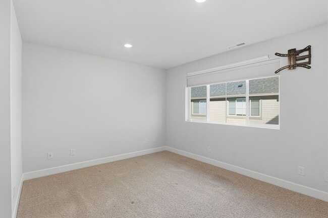 Building Photo - 3 Bedroom, 3.5 Bathroom Cooper Mountain Townhouse