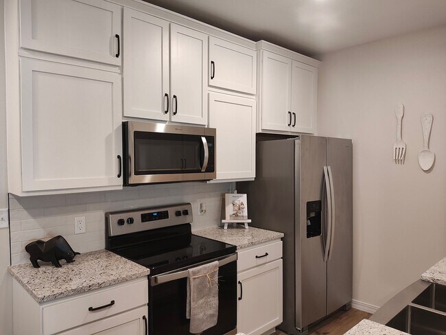 Building Photo - Golf Quarters - GQ 302