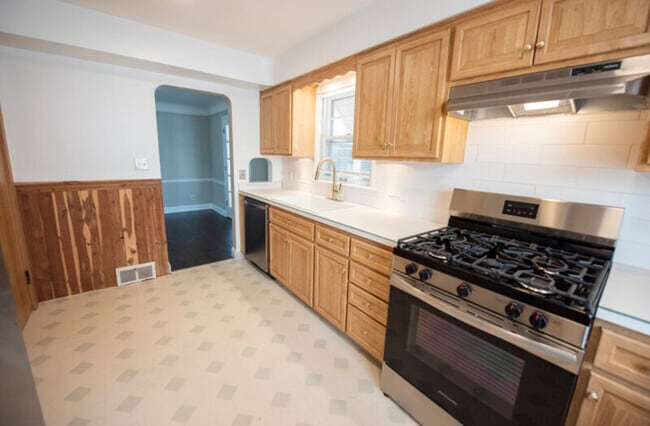 Building Photo - 5976 Hodgman Dr