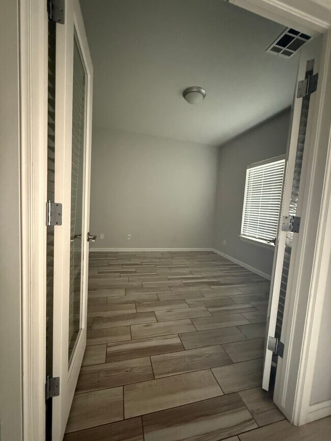 Building Photo - Amazing 3 bed 2 bath duplex near NW 122nd St