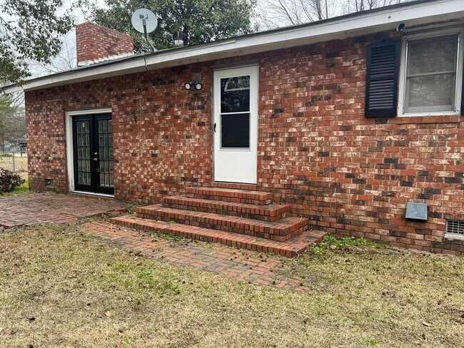 Building Photo - Beautiful Brick 3 bed/2 bath home!