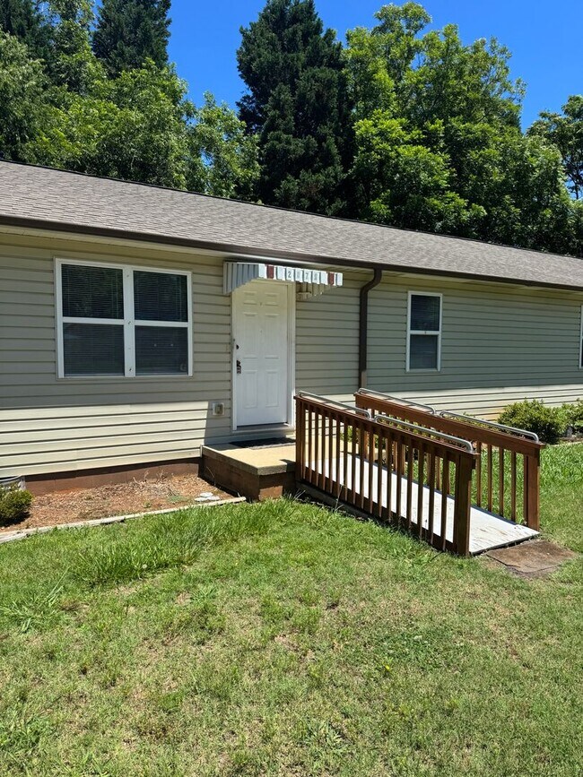 Building Photo - N Whisnant Quad