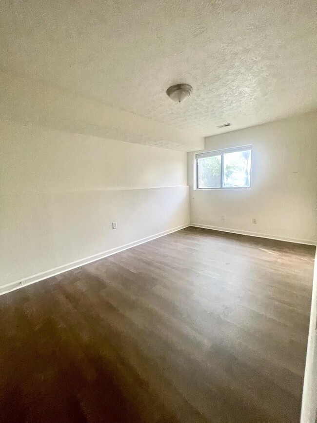 Building Photo - 452 Larkwood Dr
