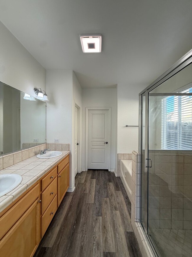 Building Photo - Beautiful Bradley Square Single Story Home With Easy Access to Shopping/101 Frwy