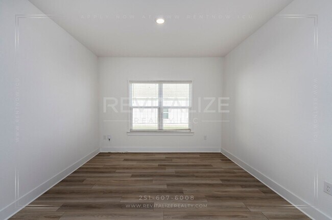 Building Photo - Charming Gold Fortified Home in Live Oak E...