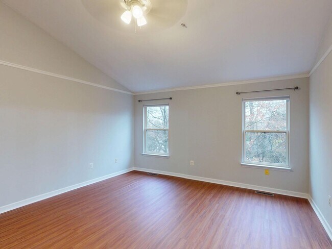 Building Photo - Updated Three Bedroom Home W/Full Sized Kitchen, Parking, Back Deck, & 2,640 Square Feet!