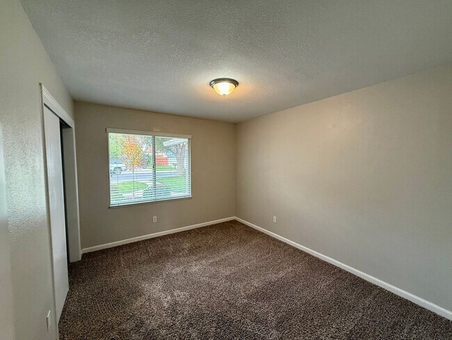 Building Photo - Single story home with vaulted ceilings!