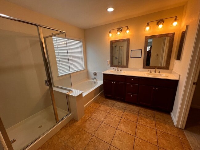 Building Photo - Great looking home and neighborhood in the...