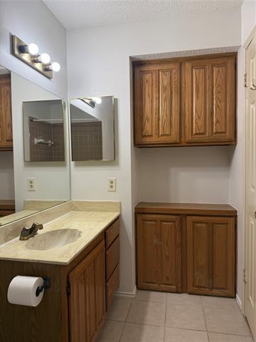 Building Photo - 5210 Manhassett Dr