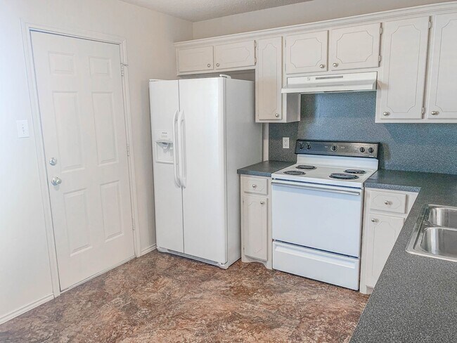 Building Photo - Retro Charm in Every Detail 3Bed/2Bath!