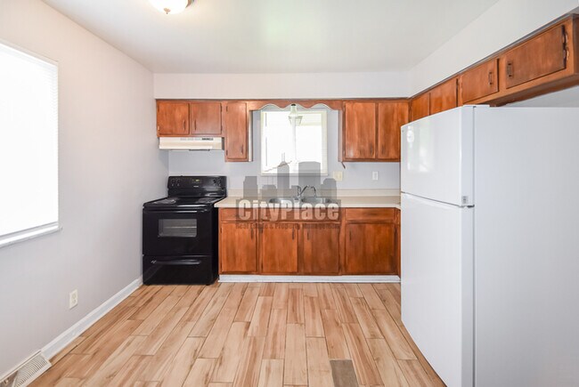 Building Photo - 1213 Taylor Dr E