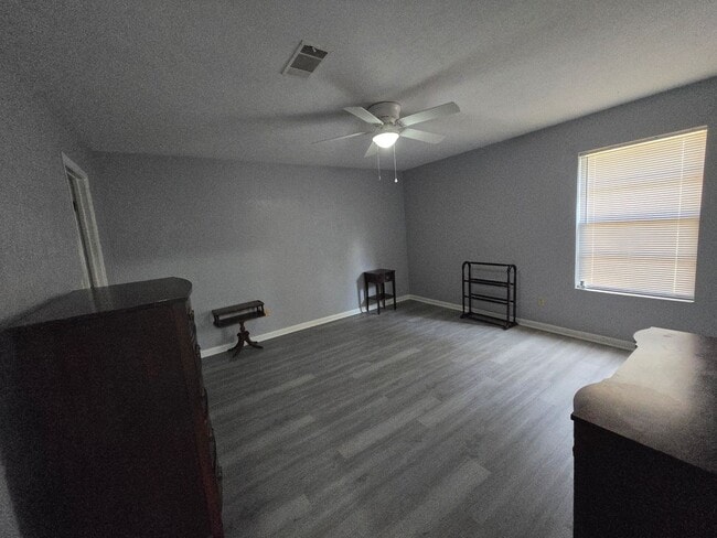 Building Photo - 3/2- Adorable home in Northwood Pines