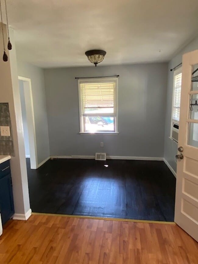 Building Photo - Charming 3 Bedroom Rancher in Staunton Com...