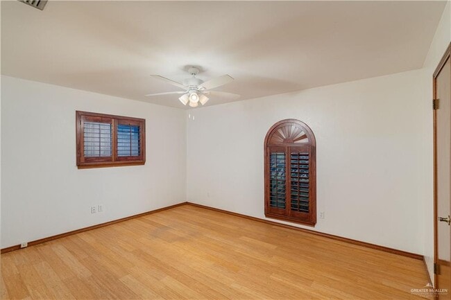 Building Photo - 19 Xanthisma Ave