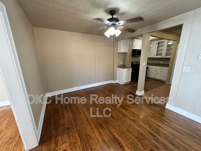 Building Photo - 1715 N Villa Ave