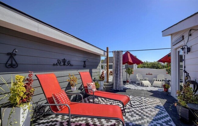 Building Photo - Row Home Available In Omaha