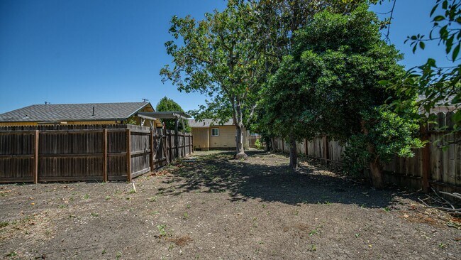 Building Photo - Charming 2 bedroom 1 bath!