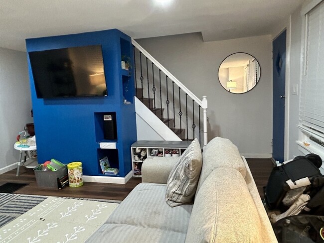 Building Photo - 9 Church St