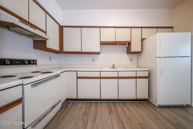 Building Photo - 312 E 24th St