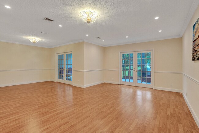 Building Photo - 635 Northshore Dr
