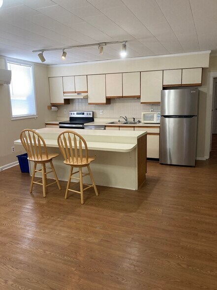 Kitchen island - 1142 Battery Ave
