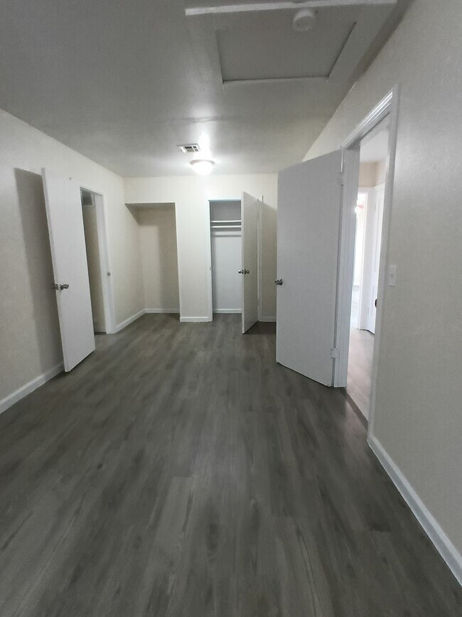 Building Photo - Freshened up ready for new tenants!