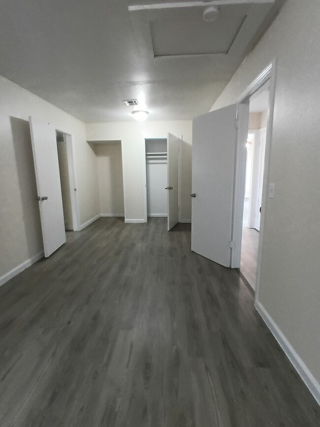 Building Photo - Freshened up ready for new tenants! Section 8 approved