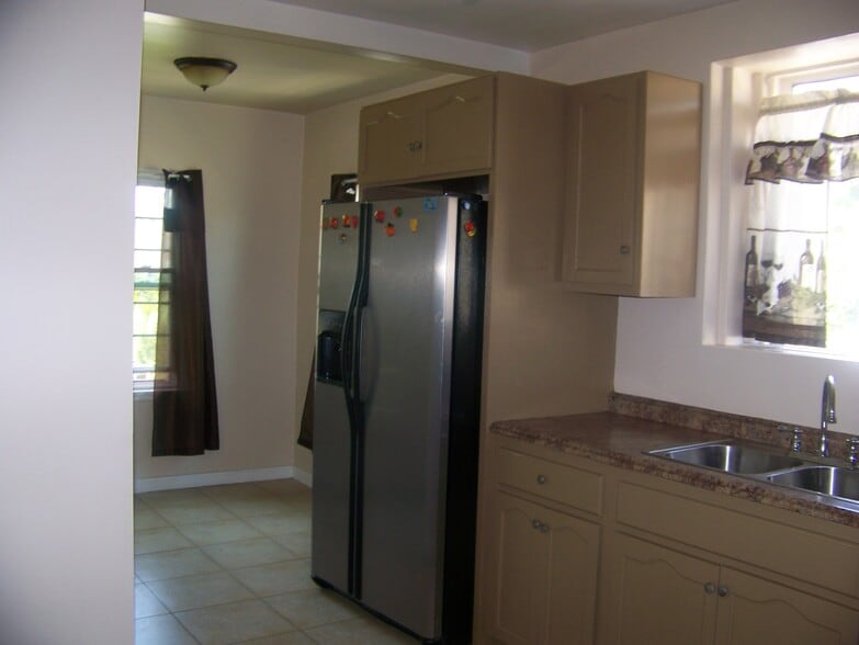 Building Photo - 2500 S Bronson Ave