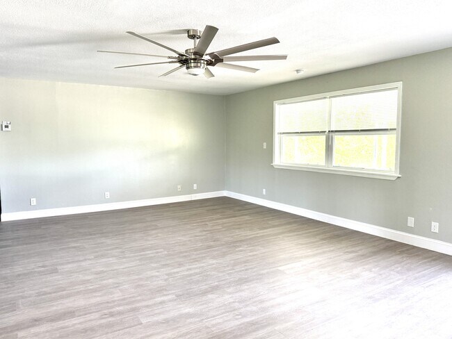 Building Photo - 39 Melody Ln