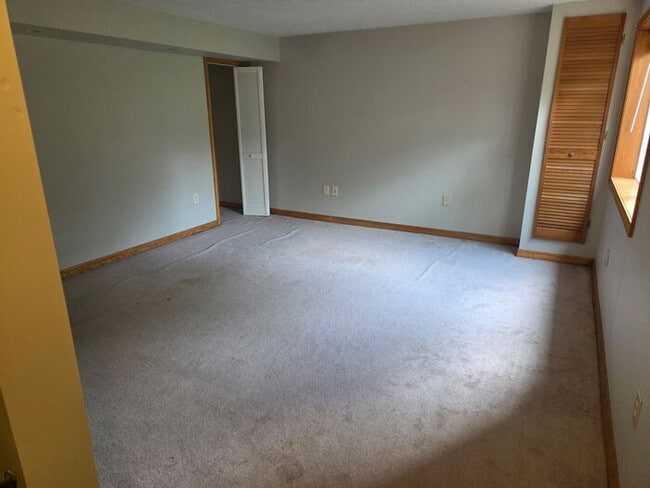 Building Photo - 2 bedroom townhome.