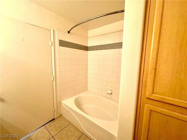 Building Photo - 950 Seven Hills Dr