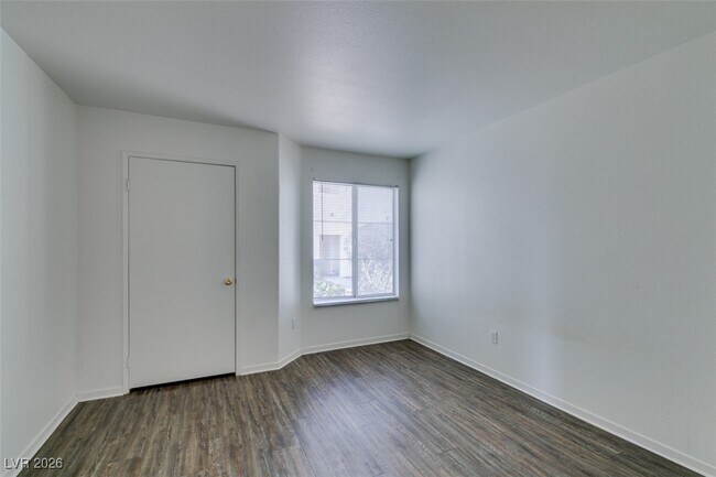 Building Photo - 698 S Racetrack Rd